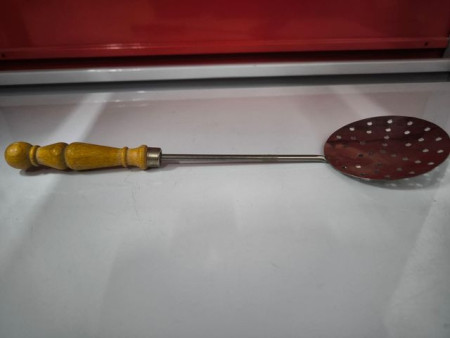 CAZOS DE SERVIR, ESPUMADERAS, TENEDOR DE TRINCHAR 