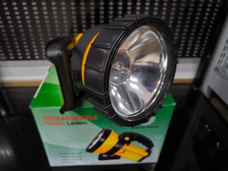 LINTERNA HALOGENA CAÑON DE LUZ 55W CON CARGADOR A 230V Y 12V COCHE