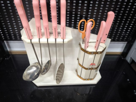 JUEGO UTENSILIOS COCINA EXPOSITOR 9 PZAS ACERO INOX CON MANGO PLASTICO